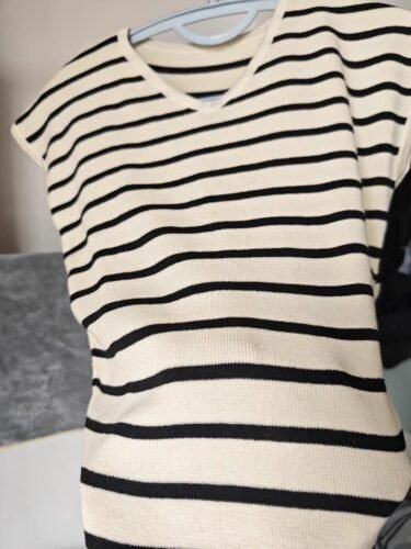 Fashion Stripe Print V-neck Short-sleeved T-Shirt photo review